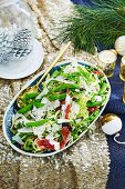 Rosenkohlsalat mit Schinken, Erbsenschoten und Pecorino