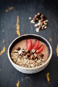 A smoothie bowl with grapfeuit, spelt flakes and hazelnuts