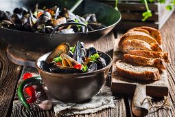 Mussels with garlic and chillis served with bread
