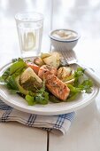 Salmon with cumin and cauliflower on lettuce served with a yoghurt sauce