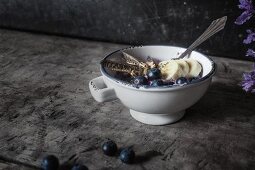 Yoghurt with blueberries, bananas and crispy grasshoppers