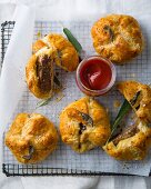 Puff pastry cakes with herbs and meatballs