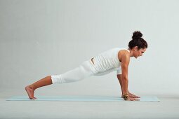 Gestreckter seitlicher Winkel, Schritt 2: Hände vor Fuß setzen und Brett bilden (Power-Yoga)