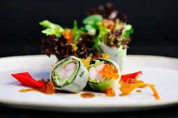 Maki with surimi, caviar and salad