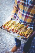 Hot Dogs mit Essiggurken und Senf