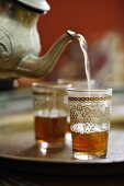 Türkischer Tee wird in kleine Gläser gegossen