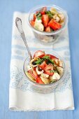 Orecchiette-Salat mit Erdbeeren, Mozzarella und Basilikum
