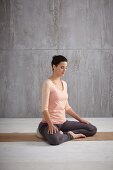 Breathing exercise Bastrika (yoga) – Step 1: assume the lotus position, breathe in