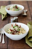 Linguine mit Saubohnen, Ricotta und Speck