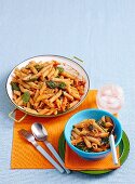 Penne mit Tomaten, Speck und Spinat