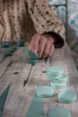 Backgammon-Spiel auf Tisch in einem Café in Marrakesch (Marokko)