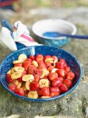 Campingdessert: Gekochte Erdbeeren und Bananen mit Kardamom und Rum