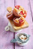 Cinnamon muffins with strawberries
