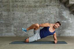 Side plank – Step 2: bring right arm and right leg together