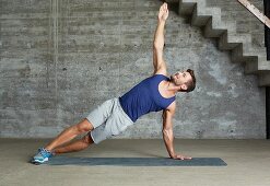 Power side plank – Step 2: twist upper body