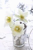 Cristrosen in Vase aus Bauernsilber verziert mit weihnachtlicher Silbergirlande