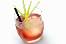 Night Over Cocktail im Glas mti Eiswürfel
