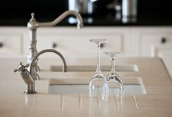 Abgespülte Weingläser auf Silestone-Küchenarbeitsplatte mit Vintage Armaturen