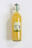 Eine Flasche gelber Tomatensaft der Firma Gegenbauer