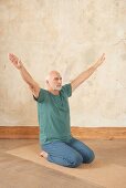 Pranapumpe (Yoga), Auf der Matte: Fersensitz, Arme seitlich anheben