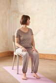 Kopfpendeln (Yoga), Schritt 1: Sitzen, Kopf drehen