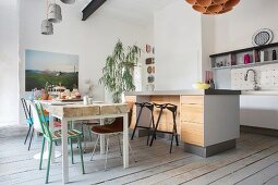 Küchentheke mit Holzfront und Essplatz mit rustikalem Holzbohlentisch in offene Kücher mit eklektischem Flair