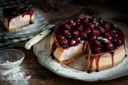 Käsekuchen mit Kirschen, angeschnitten