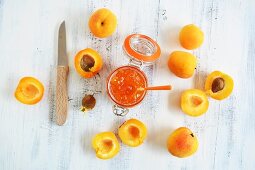 A jar of apricot jam and apricots