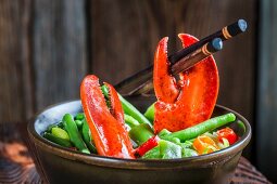 Nudeln mit Gemüse, Hummer und Essstäbchen (Asien)