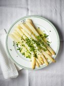 Spargel aus dem Ofen mit Kräutern