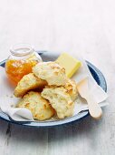 Scones mit Aprikosenmarmelade