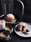 Karamell-Brioche-Brötchen mit Schokoladenfüllung zum Kaffee