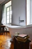 weiße, freis stehende Badewanne mit Wandarmatur im Bad einer italienischen Villa aus dem 19. Jahrhundert