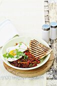 Huevos Rancheros, Spiegelei mit Paprika-Bohnen-Gemüse und Röstbrot