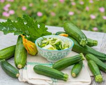 Zucchini und Zucchinisalat auf Gartentisch