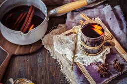 Glühwein mit Orangenscheiben und Gewürzen