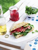 Ciabatta-Sandwich mit Steakstreifen, Gemüse und Rote-Bete-Tzatziki