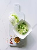 Zutaten für Kohlsalat mit Erdnusssauce (Aufsicht)