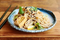 Nudelsalat mit Soba-Nudeln, Tofu, Zucchini und schwarzem Sesam (Japan)