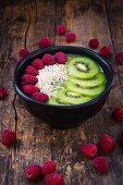 A smoothie bowl with amaranth, chia seeds, raspberries and kiwi