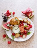 Panzanella mit Wassermelone und paniertem Mozzarella