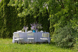 Festlich gedeckter Tisch in Blau-Weiß im Sommergarten