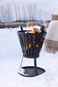 Feuerkorb im Schnee zum Winter-Picknick