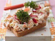 Salmon tartare with crests on wholemeal toast