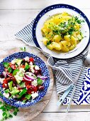 Griechischer Salat und Kartoffelsalat