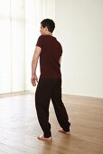 Der Bär (Xiongxing, Qigong), Schritt 4: Im Rhytmus des Pendels bewegen