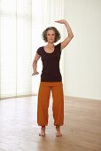 Raising hands (qigong) – Step 1: basic position, left arm above head