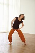 Circling the head (qigong) – Step 4: turn head to the left and behind