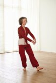 Looking from the sea to the sky (qigong) – Step 1: bow stance, hands in front of abdomen