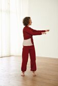 Turning the hoop (qigong) – Step 3: arise, turn to the left taking arms with you
